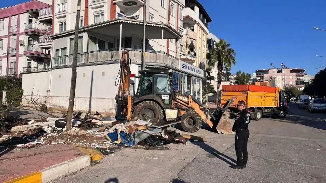 Kepez’de Çöp Ev Alarmı: Tek Kamyon Yetmedi, İkincisi Geldi! 2